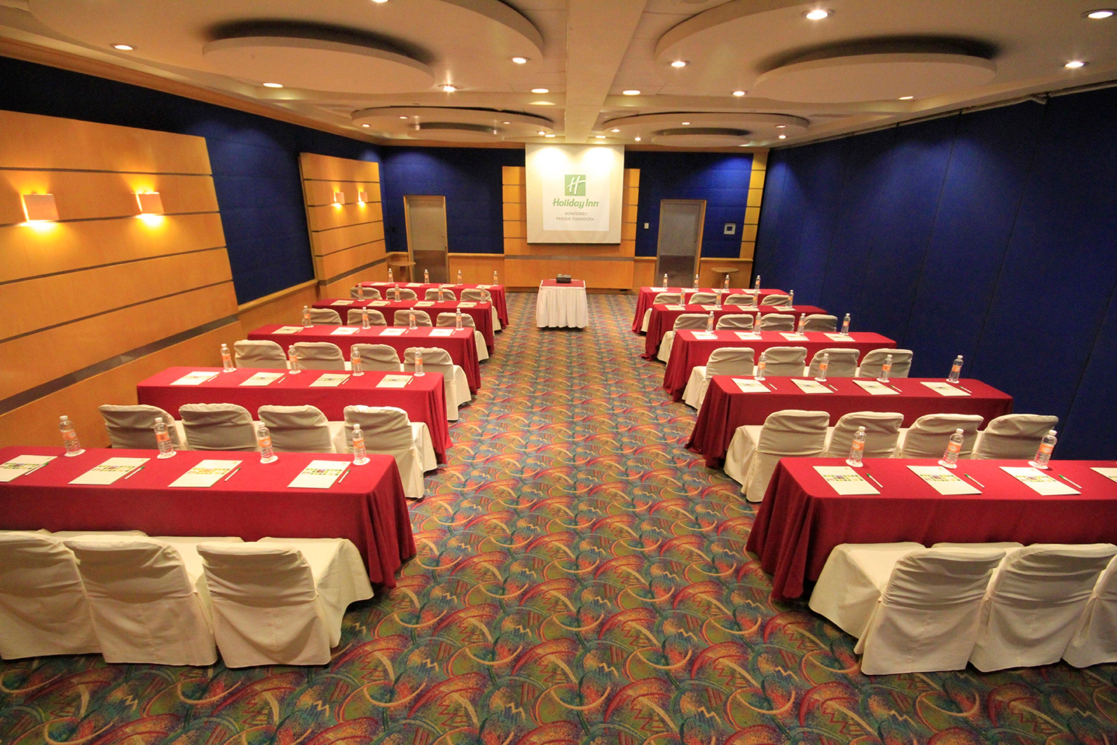 Holiday Inn Monterrey-Parque Fundidora By Ihg Dış mekan fotoğraf A typical classroom layout