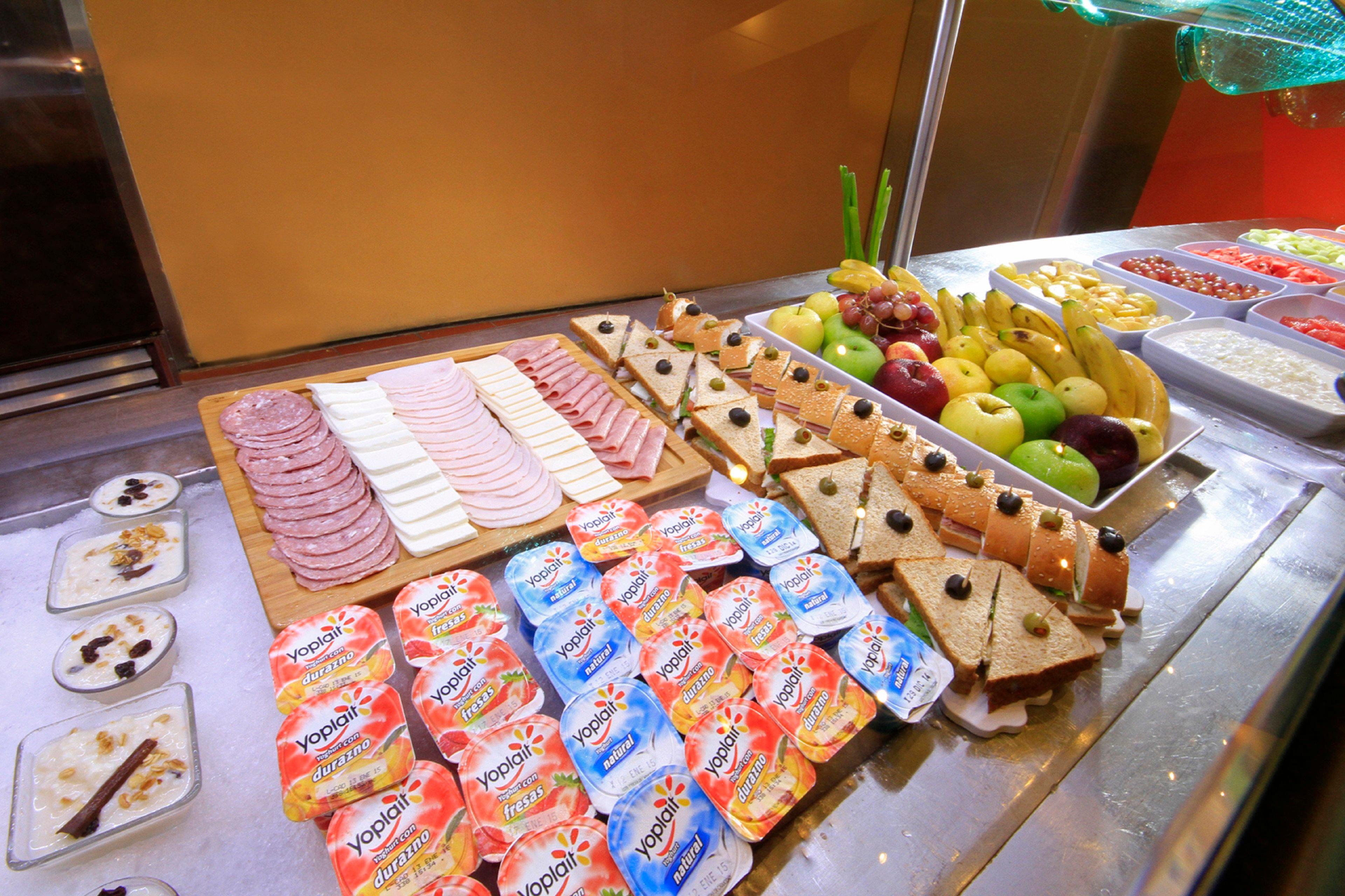 Holiday Inn Monterrey-Parque Fundidora By Ihg Dış mekan fotoğraf Fruit and cold cuts at a buffet