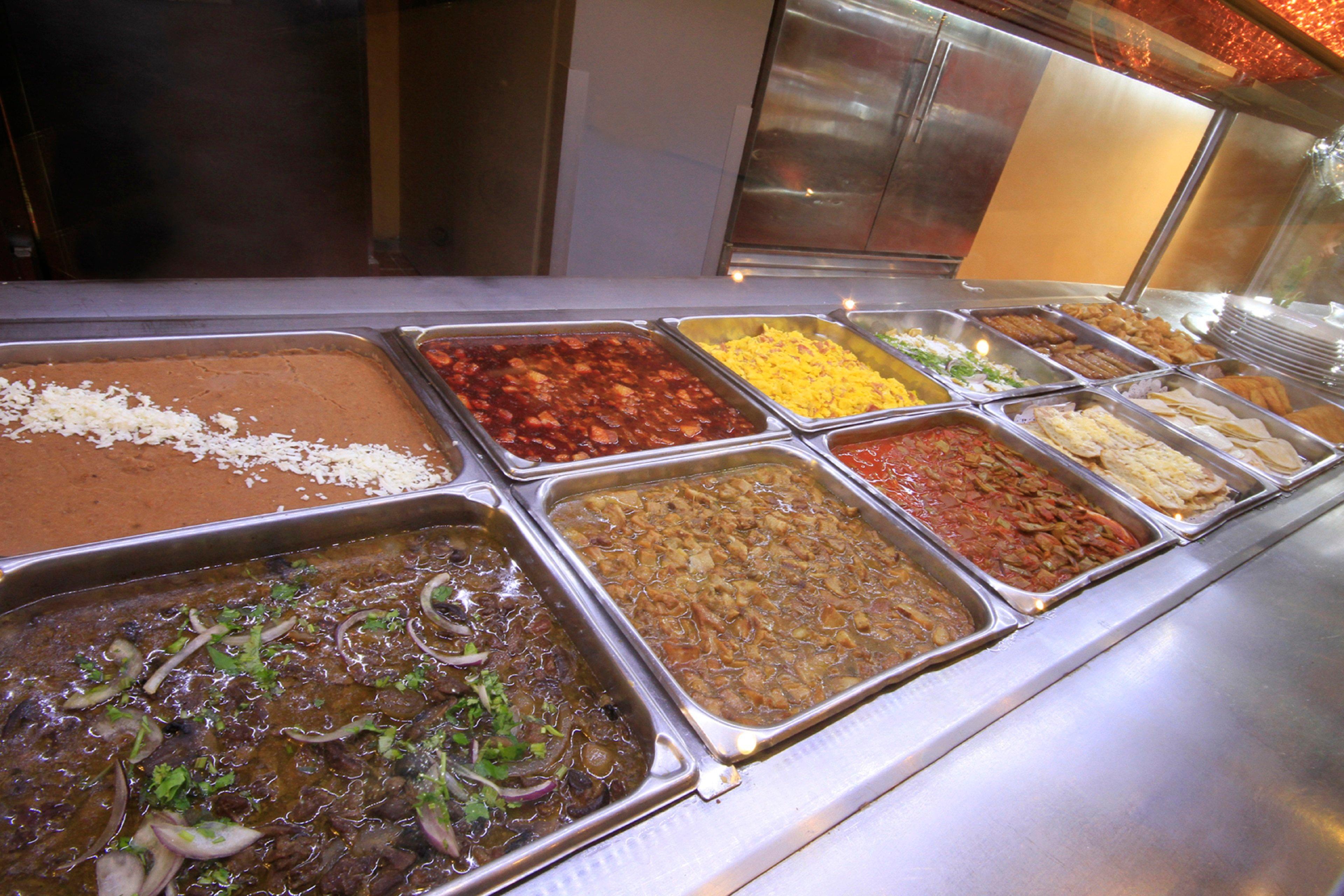 Holiday Inn Monterrey-Parque Fundidora By Ihg Dış mekan fotoğraf A selection of Mexican food at a buffet
