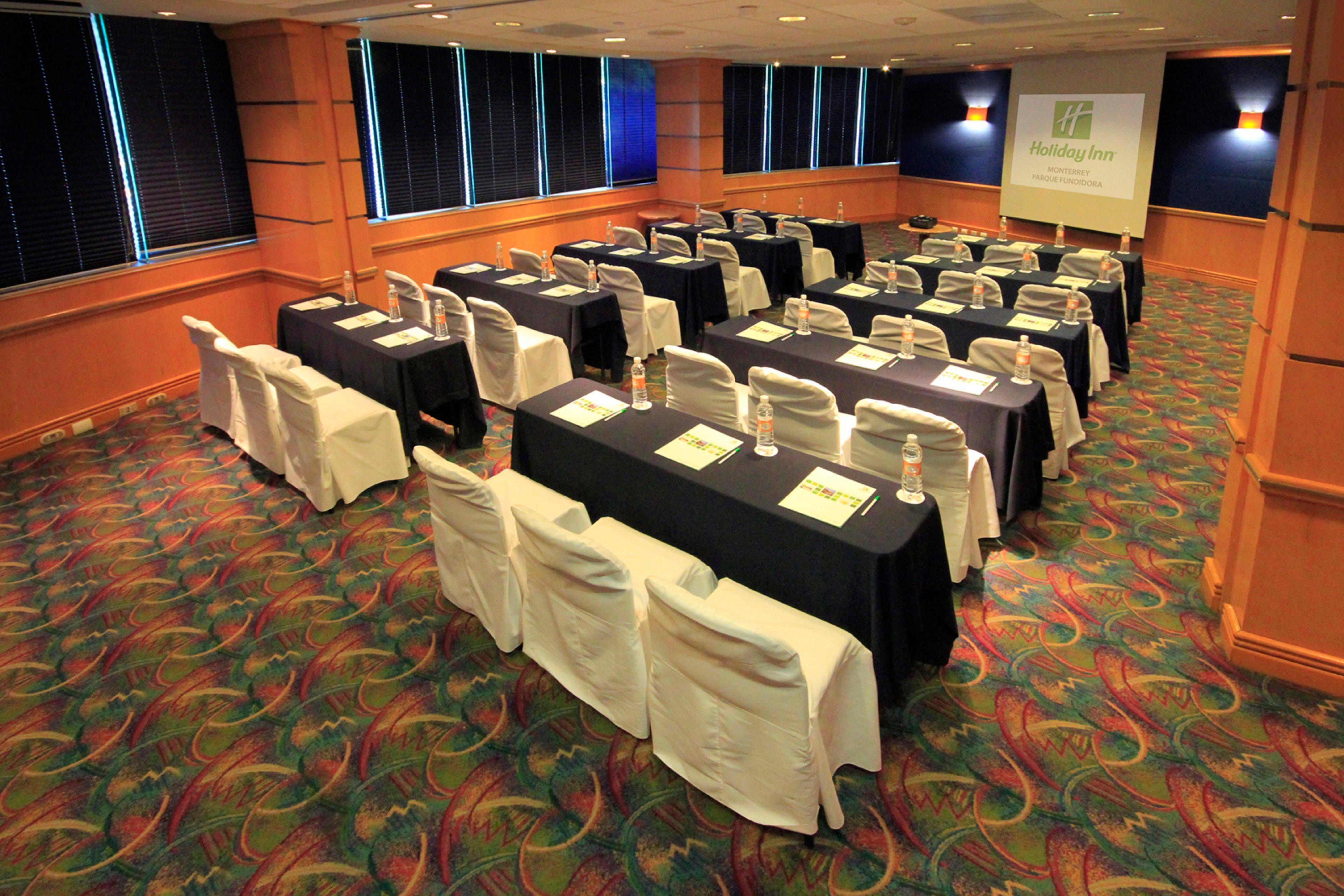 Holiday Inn Monterrey-Parque Fundidora By Ihg Dış mekan fotoğraf A typical classroom layout
