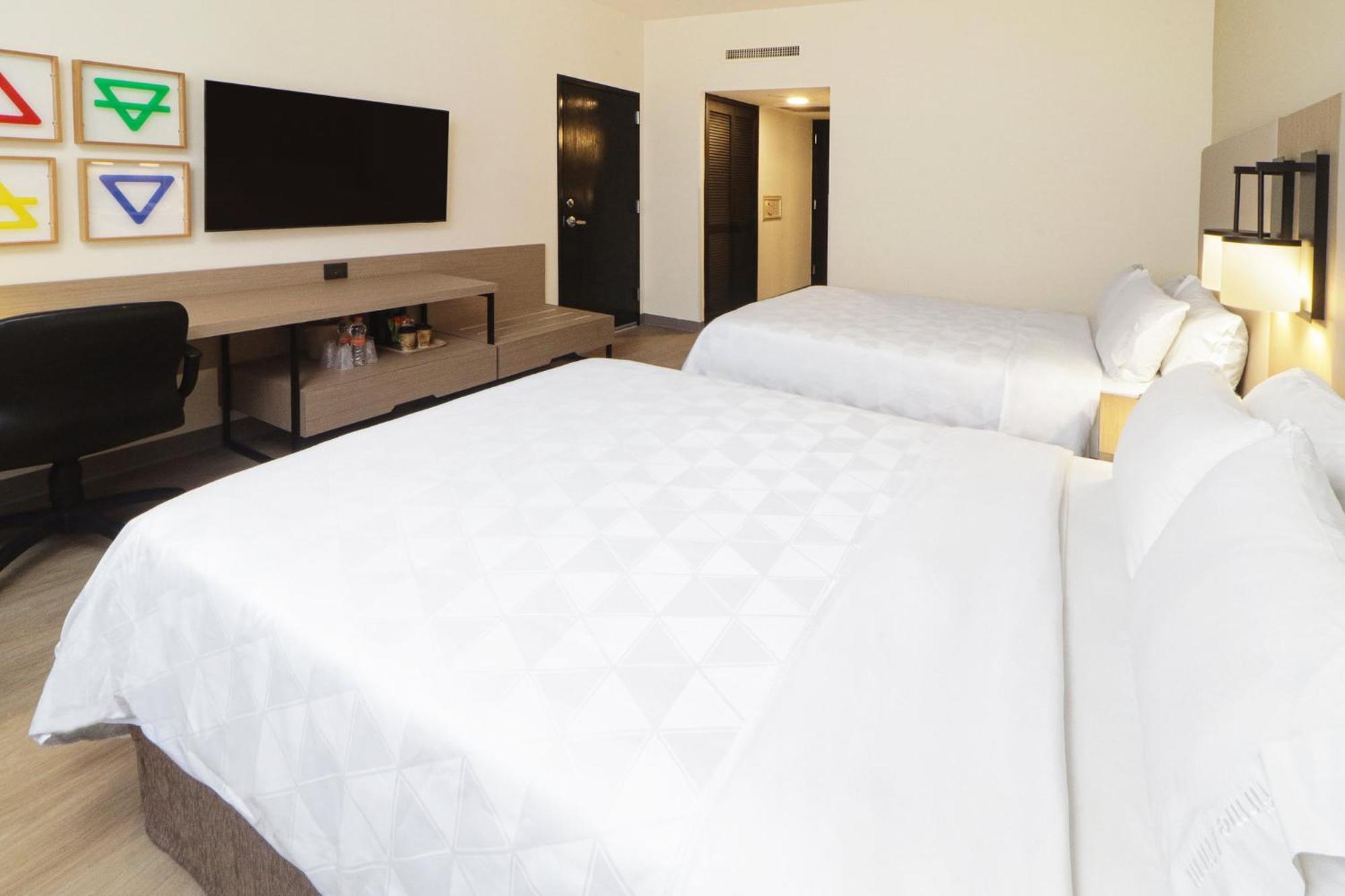 Holiday Inn Monterrey-Parque Fundidora By Ihg Dış mekan fotoğraf A typical room at the Holiday Inn Express